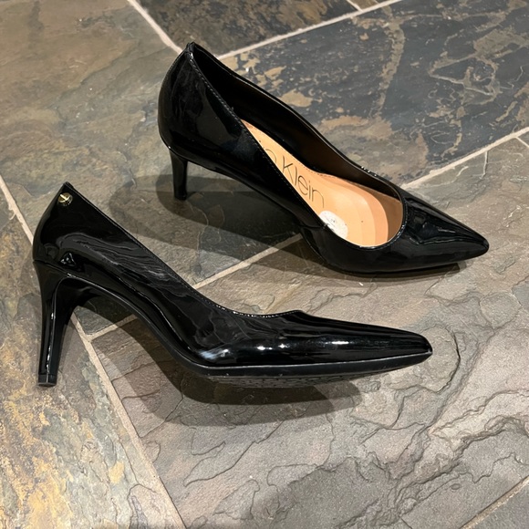 🎉HP🎉 Calvin Klein Nilly pumps - patent leather-like finish GUC - Picture 2 of 4